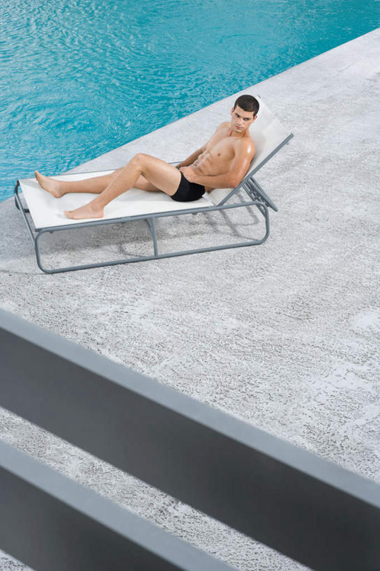 西方人,一个人,体育馆,游泳池,躺,竖图,俯视,室外,白天,旅游,度假,水,城市,椅子,欧洲,美国,欧洲人,仅一个男性,仅一个人,泳裤,躺椅,水池,水面,注视,娱乐,泳池,裸露,仅一个年轻男性,黑色,观察,看,享受,休闲,放松,观看,沙滩椅,察看,游泳馆,北美,北美洲,关注,美洲,裸,佛罗里达,佛罗里达州,迈阿密,佛州,阳光州,北亚美利加洲,亚美利加洲,卧着,男人,男性,年轻男性,白种人,躺着,卧,彩图,高角度拍摄,全身