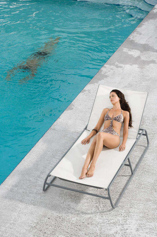 游泳,西方人,两个人,体育馆,游泳池,躺,竖图,俯视,室外,白天,泳装,比基尼,爱情,旅游,度假,水,城市,椅子,欧洲,美国,欧洲人,泳裤,躺椅,水池,水面,浪漫,注视,娱乐,泳池,黑色,观察,看,享受,休闲,温暖,温馨,恩爱,放松,恋人,观看,沙滩椅,和睦,察看,游泳馆,北美,北美洲,关注,美洲,佛罗里达,佛罗里达州,迈阿密,佛州,阳光州,北亚美利加洲,亚美利加洲,泅水,拍浮,卧着,男人,男性,年轻男性,年轻女性,女人,女性,白种人,情侣,躺着,卧,彩图,高角度拍摄,全身,三点式,泳衣,伴侣,融洽