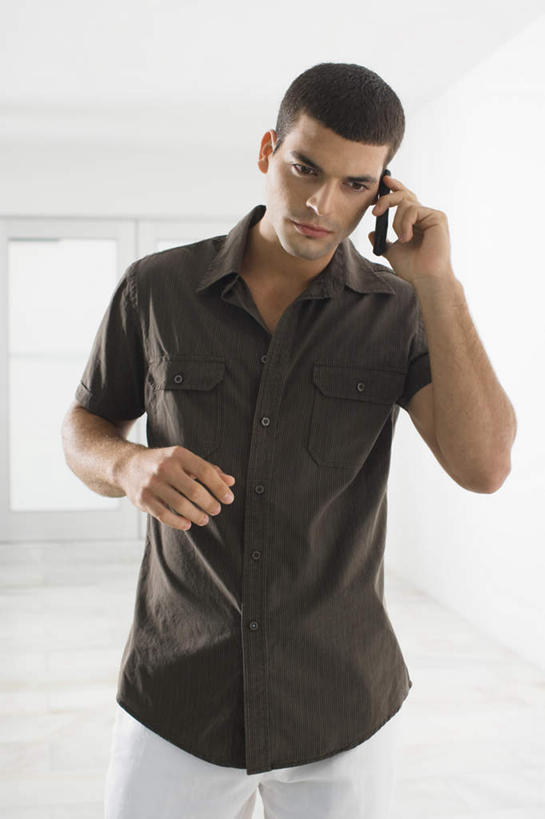 西方人,一个人,家,站,打电话,竖图,室内,白天,正面,旅游,度假,别墅,城市,电话,手机,欧洲,美国,欧洲人,仅一个男性,仅一个人,握,服装,房屋,墙,屋子,公寓,拿,拿着,注视,休闲装,娱乐,通讯设备,洋房,楼房,墙壁,墙面,住宅,仅一个年轻男性,衣服,观察,看,站着,享受,休闲,休闲服,放松,握着,服饰,观看,察看,北美,北美洲,关注,美洲,佛罗里达,佛罗里达州,迈阿密,佛州,阳光州,北亚美利加洲,亚美利加洲,交流,男人,男性,年轻男性,白种人,沟通,通话,站立,半身,彩图,房子