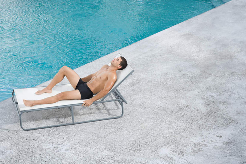 西方人,一个人,体育馆,游泳池,躺,闭眼,睡,横图,俯视,室外,白天,旅游,度假,水,城市,椅子,欧洲,美国,欧洲人,仅一个男性,仅一个人,泳裤,躺椅,水池,水面,娱乐,泳池,仅一个年轻男性,黑色,享受,休闲,放松,沙滩椅,游泳馆,北美,北美洲,美洲,佛罗里达,佛罗里达州,迈阿密,佛州,阳光州,北亚美利加洲,亚美利加洲,卧着,男人,男性,年轻男性,白种人,闭眼睛,闭着眼,闭着眼睛,困,困觉,寝息,睡觉,躺着,卧,彩图,高角度拍摄,全身