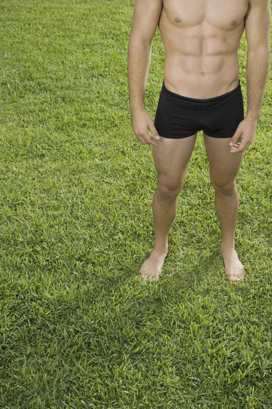 西方人,肌肉,健壮,一个人,站,竖图,俯视,室外,白天,旅游,度假,草地,草坪,植物,城市,欧洲,美国,欧洲人,仅一个男性,仅一个人,泳裤,娱乐,裸露,草,仅一个年轻男性,绿色,黑色,站着,享受,休闲,健康,放松,活力,力量,青春,北美,北美洲,强壮,美洲,裸,佛罗里达,佛罗里达州,迈阿密,佛州,阳光州,北亚美利加洲,亚美利加洲,男人,男性,年轻男性,白种人,站立,半身,彩图,高角度拍摄