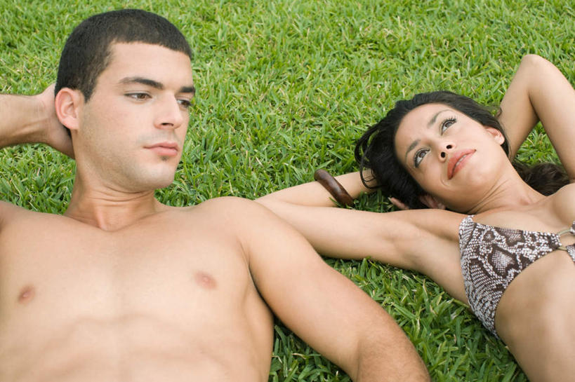 西方人,肌肉,健壮,两个人,躺,横图,俯视,室外,白天,泳装,比基尼,爱情,旅游,度假,草地,草坪,植物,城市,欧洲,美国,欧洲人,抱头,浪漫,注视,娱乐,裸露,装饰品,草,绿色,饰品,手链,首饰,观察,看,享受,休闲,健康,温暖,温馨,恩爱,放松,活力,力量,恋人,手镯,观看,青春,和睦,察看,北美,北美洲,强壮,关注,美洲,裸,镯子,佛罗里达,佛罗里达州,迈阿密,佛州,阳光州,北亚美利加洲,亚美利加洲,捧首,捧头,卧着,男人,男性,年轻男性,年轻女性,女人,女性,白种人,情侣,躺着,卧,半身,彩图,高角度拍摄,三点式,泳衣,伴侣,融洽