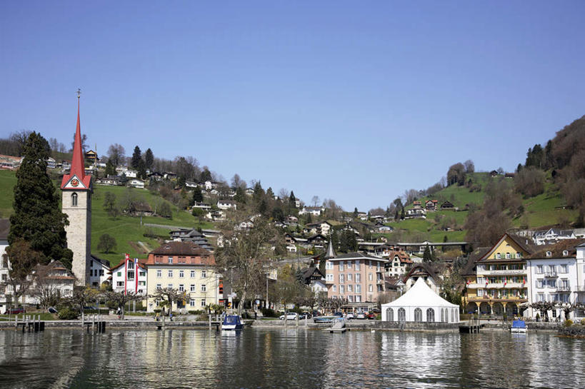 无人,家,横图,室外,白天,正面,度假,湖,湖泊,石头,美景,森林,山,山脉,树林,水,植物,城市风光,城市,瑞士,欧洲,阴影,光线,石子,影子,房屋,屋子,湖面,景观,山顶,山峰,水流,水面,公寓,山峦,娱乐,洋房,楼房,住宅,树,树木,蓝色,绿色,倒影,蓝天,天空,阳光,自然,湖水,群山,天,享受,休闲,景色,放松,生长,晴朗,成长,倒映,中欧,沉积岩,万里无云,卢塞恩,瑞士联邦,琉森州,卢塞恩州,颠峰,极峰,反照,琉森,水成岩,石块,岩石,晴空,晴空万里,彩图,房子
