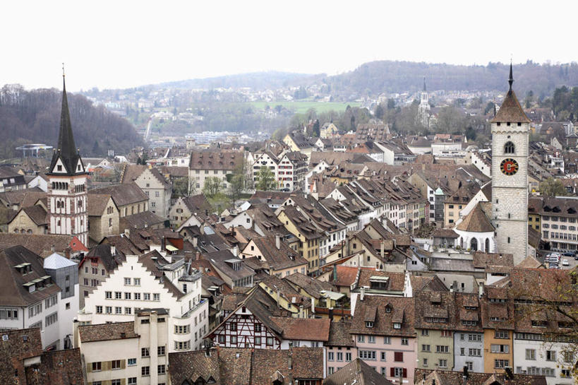 无人,家,横图,俯视,室外,白天,度假,石头,美景,山,山脉,植物,城市风光,城市,瑞士,欧洲,时间,石子,时钟,房屋,屋子,景观,山峰,公寓,山峦,计时,娱乐,洋房,楼房,住宅,树,树木,绿色,自然,钟表,群山,享受,休闲,表,景色,放松,生长,成长,中欧,沉积岩,塔钟,瑞士联邦,水成岩,钟,石块,岩石,彩图,高角度拍摄,房子