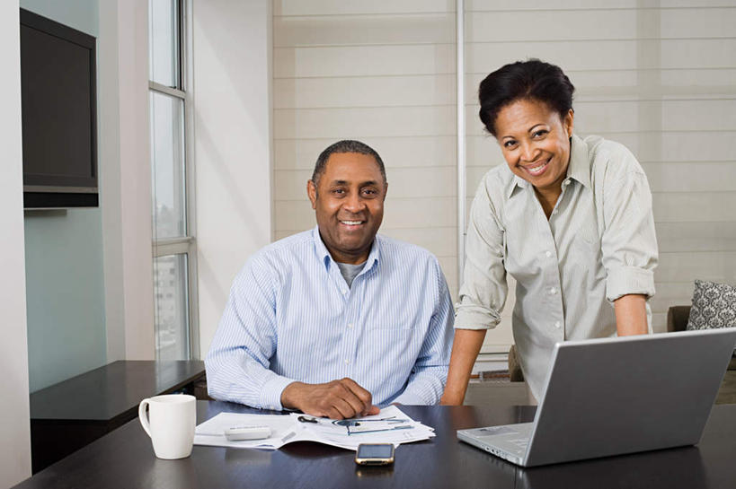 西方人,中年人,两个人,家庭,夫妻,站,坐,笑,打电话,微笑,露齿笑,横图,室内,白天,正面,爱情,阅读,电脑,笔记本电脑,桌面,桌子,杂志,杯子,电话,电视,手机,欧洲,非洲,黑人,欧洲人,撑,学习,服装,环保,网络,木制,瓷器,咖啡杯,陶瓷制品,浪漫,注视,休闲装,通讯设备,衣服,绿色,木制品,液晶电视,观察,看,站着,休闲,温暖,温馨,一家人,休闲服,恩爱,清晰,读书,浏览,恋人,服饰,轻薄,能源,观看,回收,和睦,资源,察看,无线,撑着,关注,彩电,瓷杯,通信设备,无线网络,无线上网,便携式电脑,利用,便携,低碳,循环,彩色电视机,持续,交流,手提电脑,男人,男性,女人,女性,中年男性,中年女性,非洲人,夫妇,情侣,电视机,沟通,通话,站立,坐着,半身,彩图,伴侣,融洽,高清