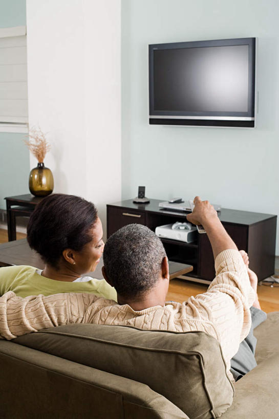 西方人,中年人,两个人,家庭,夫妻,客厅,坐,竖图,室内,白天,爱情,靠垫,沙发,桌子,电视,欧洲,非洲,黑人,欧洲人,指,服装,环保,木制,墙,靠枕,浪漫,茶几,注视,指点,休闲装,墙壁,墙面,背面,衣服,绿色,木制品,抱枕,液晶电视,枕头,观察,看,休闲,温暖,温馨,一家人,休闲服,恩爱,清晰,恋人,服饰,轻薄,能源,观看,回收,和睦,资源,察看,起居室,指向,关注,彩电,布艺沙发,利用,便携,低碳,循环,彩色电视机,持续,客堂,男人,男性,女人,女性,中年男性,中年女性,非洲人,夫妇,情侣,电视机,坐着,半身,彩图,伴侣,融洽,高清