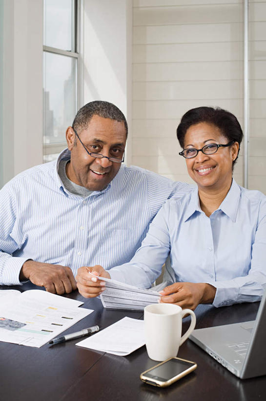 西方人,中年人,两个人,家庭,夫妻,坐,笑,打电话,微笑,露齿笑,竖图,室内,白天,正面,爱情,电脑,笔记本电脑,窗户,桌面,桌子,杯子,电话,手机,欧洲,非洲,黑人,欧洲人,服装,网络,木制,材料,瓷器,档案,文件,眼镜,纸,墙,咖啡杯,陶瓷制品,浪漫,注视,休闲装,通讯设备,玻璃窗,墙壁,墙面,衣服,木制品,手稿,资料,观察,看,休闲,温暖,温馨,一家人,休闲服,恩爱,恋人,服饰,观看,证明,和睦,察看,无线,关注,文档,瓷杯,通信设备,无线网络,近视眼镜,无线上网,便携式电脑,交流,手提电脑,男人,男性,女人,女性,中年男性,中年女性,非洲人,夫妇,情侣,沟通,通话,坐着,半身,彩图,伴侣,融洽