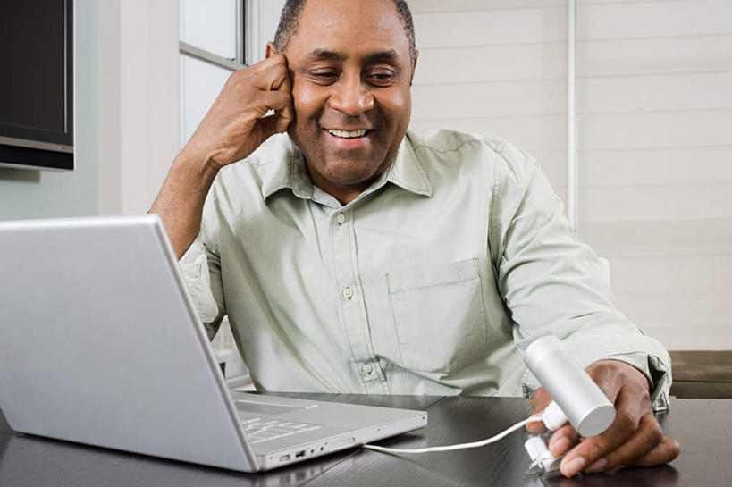 西方人,一个人,坐,笑,微笑,露齿笑,横图,室内,白天,正面,电脑,笔记本电脑,桌面,桌子,电视,欧洲,非洲,黑人,欧洲人,仅一个男性,仅一个人,仅一个中年男性,撑,服装,环保,网络,木制,墙,摄像机,托腮,注视,休闲装,通讯设备,墙壁,墙面,衣服,绿色,木制品,液晶电视,观察,看,托,休闲,休闲服,清晰,摄像,摄影,服饰,轻薄,能源,摄影机,观看,回收,资源,察看,无线,关注,托下巴,彩电,录像,通信设备,无线网络,无线上网,便携式电脑,利用,便携,低碳,循环,彩色电视机,持续,手提电脑,男人,男性,中年男性,非洲人,电视机,坐着,半身,彩图,高清