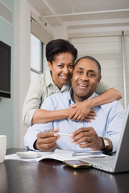 西方人,中年人,两个人,家庭,夫妻,站,坐,抱,笑,打电话,微笑,露齿笑,竖图,室内,白天,正面,爱情,钱,电脑,笔记本电脑,窗户,桌面,桌子,电话,电视,手机,欧洲,非洲,黑人,欧洲人,服装,环保,网络,木制,材料,档案,钱币,文件,纸,墙,浪漫,注视,休闲装,通讯设备,玻璃窗,墙壁,墙面,衣服,绿色,木制品,手稿,资料,液晶电视,观察,看,站着,休闲,温暖,温馨,一家人,休闲服,恩爱,清晰,钞票,金融,纸币,恋人,服饰,轻薄,能源,经济,抱着,观看,证明,回收,和睦,资源,察看,无线,搂着,关注,彩电,文档,通信设备,无线网络,流通,纸钞,贸易,无线上网,便携式电脑,利用,便携,低碳,循环,彩色电视机,持续,交流,货币,现金,手提电脑,男人,男性,女人,女性,中年男性,中年女性,非洲人,夫妇,情侣,电视机,沟通,怀抱,搂,搂抱,通话,相抱,拥抱,站立,坐着,半身,彩图,伴侣,融洽,高清