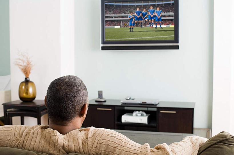 西方人,一个人,客厅,坐,横图,室内,白天,智慧,沙发,桌子,电视,花瓶,欧洲,非洲,黑人,欧洲人,仅一个男性,仅一个人,仅一个中年男性,服装,环保,艺术,装饰,盛开,木制,陶瓷,墙,陶瓷制品,花蕾,茶几,休闲装,文化,墙壁,墙面,花,花瓣,花朵,鲜花,背面,衣服,绿色,插花,木制品,瓶子,液晶电视,花苞,花蕊,休闲,休闲服,清晰,服饰,轻薄,能源,华丽,修饰,插花艺术,回收,点缀,资源,创造,起居室,彩电,创作,想象,布艺沙发,利用,便携,低碳,循环,衬托,美观,雅致,雅观,彩色电视机,持续,客堂,男人,男性,中年男性,非洲人,电视机,坐着,半身,彩图,高清