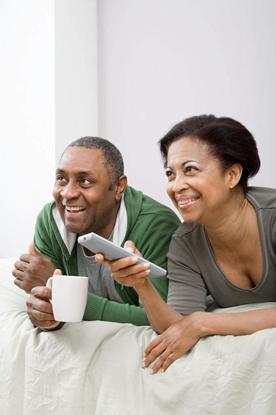 咖啡,西方人,中年人,两个人,家庭,夫妻,笑,微笑,露齿笑,竖图,室内,白天,正面,爱情,幸福,床,卧室,杯子,欧洲,非洲,黑人,欧洲人,握,服装,瓷器,双人床,床单,咖啡杯,陶瓷制品,浪漫,拿,拿着,注视,休闲装,娱乐,被子,饮料,衣服,遥控器,观察,看,趴着,享受,休闲,温暖,温馨,一家人,休闲服,恩爱,放松,乐趣,握着,恋人,服饰,观看,和睦,察看,提神,舒适,被单,关注,瓷杯,醒脑,软饮料,男人,男性,女人,女性,中年男性,中年女性,非洲人,夫妇,情侣,趴,半身,彩图,睡房,卧房,伴侣,融洽