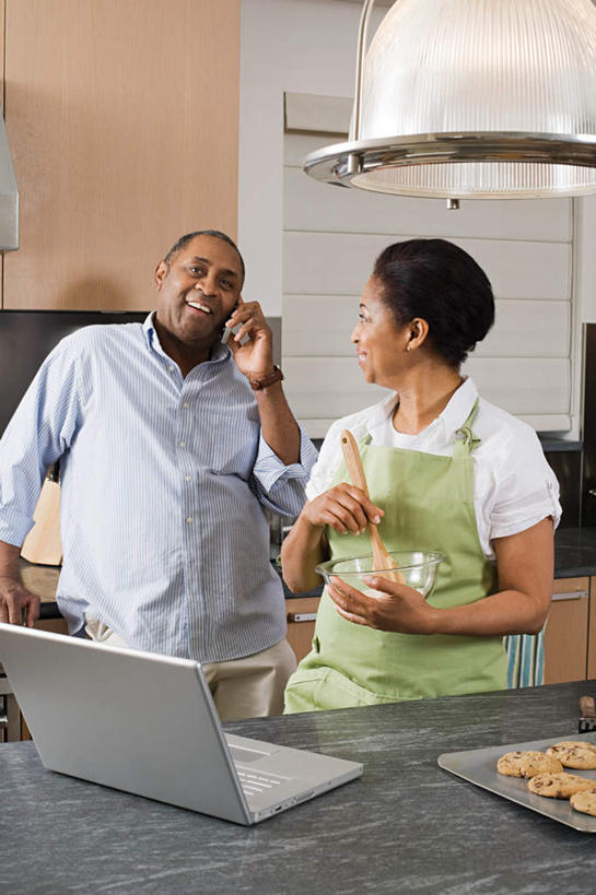 西方人,中年人,两个人,家庭,夫妻,站,笑,打电话,微笑,露齿笑,竖图,室内,白天,正面,爱情,电脑,笔记本电脑,厨房,柜子,桌面,桌子,餐具,电话,手机,照明,欧洲,非洲,黑人,欧洲人,握,阴影,服装,光线,网络,木制,碟子,盘,影子,灯光,储物柜,浪漫,拿,拿着,注视,休闲装,通讯设备,吊灯,灯,衣服,盘子,木制品,灯具,碟,观察,看,站着,休闲,温暖,温馨,一家人,休闲服,恩爱,握着,恋人,服饰,观看,照亮,和睦,察看,无线,照明设备,储存,关注,通信设备,无线网络,无线上网,便携式电脑,储备,蕴藏,贮备,交流,手提电脑,男人,男性,女人,女性,中年男性,中年女性,非洲人,夫妇,情侣,沟通,通话,站立,半身,彩图,灶间,伴侣,融洽,贮存