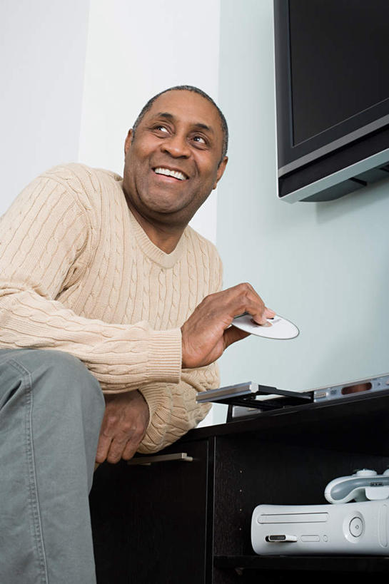 西方人,一个人,蹲,笑,微笑,露齿笑,竖图,室内,白天,仰视,数据,电视,欧洲,非洲,黑人,欧洲人,仅一个男性,仅一个人,仅一个中年男性,握,服装,环保,信息,光盘,墙,光碟,拿,拿着,注视,休闲装,存储介质,墙壁,墙面,衣服,绿色,液晶电视,观察,看,休闲,休闲服,清晰,握着,服饰,轻薄,能源,观看,碟片,存储,回收,资源,察看,关注,彩电,利用,便携,低碳,循环,彩色电视机,持续,男人,男性,中年男性,非洲人,电视机,蹲着,半身,彩图,低角度拍摄,高清