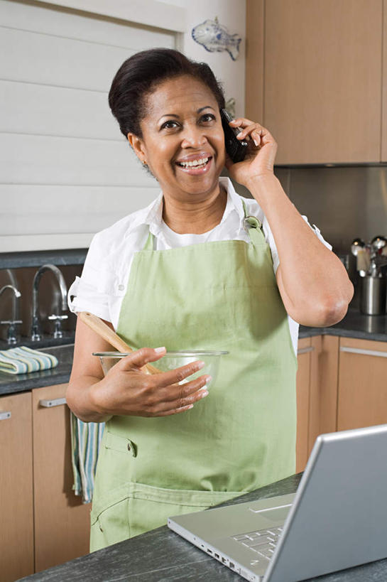 西方人,一个人,站,笑,打电话,微笑,露齿笑,竖图,室内,白天,正面,电脑,笔记本电脑,厨房,柜子,桌面,桌子,电话,手机,欧洲,非洲,黑人,欧洲人,仅一个女性,仅一个人,握,服装,网络,大理石,储物柜,拿,拿着,注视,休闲装,通讯设备,衣服,观察,看,站着,仅一个中年女性,休闲,休闲服,握着,服饰,观看,察看,无线,储存,关注,通信设备,无线网络,无线上网,便携式电脑,大理石制品,储备,蕴藏,贮备,交流,手提电脑,女人,女性,中年女性,非洲人,沟通,通话,站立,半身,彩图,灶间,贮存