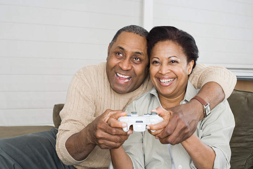 西方人,中年人,两个人,家庭,夫妻,客厅,坐,笑,大笑,横图,室内,白天,正面,爱情,游戏,兴奋,沙发,欧洲,非洲,黑人,欧洲人,握,服装,时间,时钟,手表,浪漫,拿,玩,计时,拿着,注视,休闲装,娱乐,衣服,钟表,观察,看,张嘴,休闲,温暖,温馨,一家人,休闲服,表,恩爱,握着,恋人,服饰,观看,活动,腕表,和睦,察看,起居室,发泄,关注,消遣,智力,张大嘴巴,布艺沙发,哈哈大笑,宣泄,客堂,男人,男性,女人,女性,中年男性,中年女性,非洲人,夫妇,情侣,钟,张开嘴,玩耍,嬉戏,坐着,半身,彩图,高兴,狂笑,伴侣,融洽