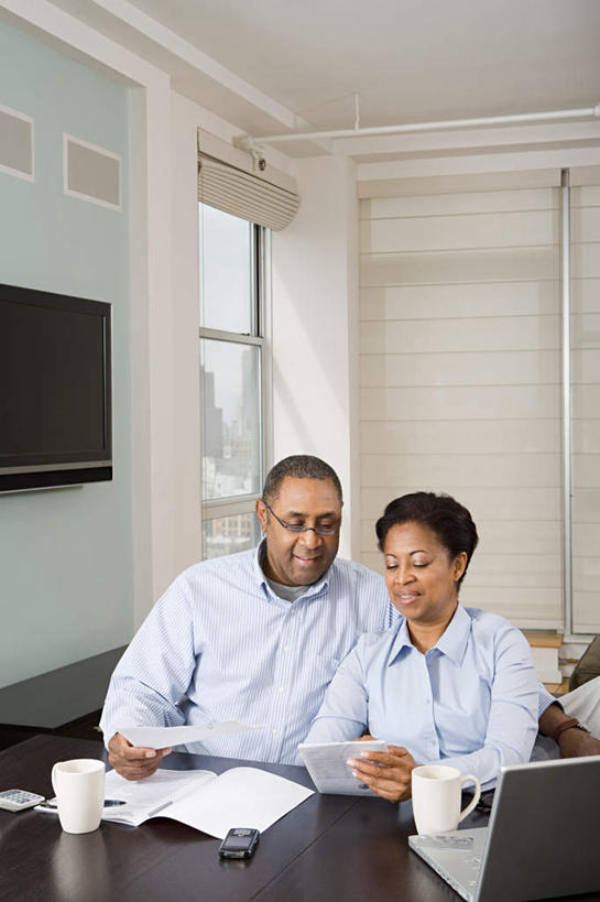 西方人,中年人,两个人,家庭,夫妻,坐,笑,打电话,微笑,露齿笑,竖图,室内,白天,正面,爱情,电脑,笔记本电脑,窗户,桌面,桌子,杯子,电话,电视,手机,欧洲,非洲,黑人,欧洲人,握,服装,环保,网络,木制,材料,瓷器,档案,文件,纸,墙,咖啡杯,陶瓷制品,浪漫,拿,拿着,注视,休闲装,通讯设备,玻璃窗,墙壁,墙面,衣服,绿色,木制品,手稿,资料,液晶电视,观察,看,休闲,温暖,温馨,一家人,休闲服,恩爱,清晰,握着,恋人,服饰,轻薄,能源,观看,证明,回收,和睦,资源,察看,无线,关注,彩电,文档,瓷杯,通信设备,无线网络,无线上网,便携式电脑,利用,便携,低碳,循环,彩色电视机,持续,交流,手提电脑,男人,男性,女人,女性,中年男性,中年女性,非洲人,夫妇,情侣,电视机,沟通,通话,坐着,半身,彩图,伴侣,融洽,高清