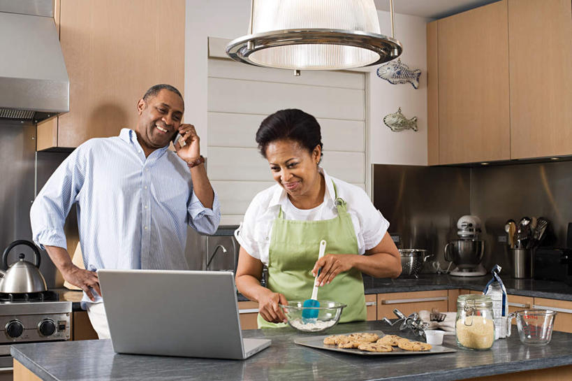 西方人,中年人,两个人,家庭,夫妻,站,笑,打电话,微笑,露齿笑,横图,室内,白天,正面,爱情,电脑,笔记本电脑,厨房,柜子,桌面,桌子,餐具,电话,手机,照明,欧洲,非洲,黑人,欧洲人,握,阴影,服装,光线,网络,木制,碟子,盘,影子,灯光,储物柜,浪漫,拿,拿着,注视,休闲装,通讯设备,吊灯,灯,衣服,盘子,木制品,灯具,碟,观察,看,站着,休闲,温暖,温馨,一家人,休闲服,恩爱,握着,恋人,服饰,观看,照亮,和睦,察看,无线,照明设备,储存,关注,通信设备,无线网络,无线上网,便携式电脑,储备,蕴藏,贮备,交流,手提电脑,男人,男性,女人,女性,中年男性,中年女性,非洲人,夫妇,情侣,沟通,通话,站立,半身,彩图,灶间,伴侣,融洽,贮存