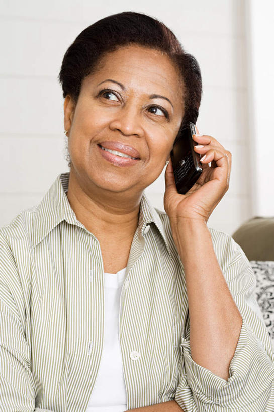 西方人,一个人,站,笑,打电话,微笑,竖图,室内,白天,正面,电话,手机,欧洲,非洲,黑人,欧洲人,仅一个女性,仅一个人,握,服装,拿,拿着,注视,休闲装,通讯设备,衣服,观察,看,站着,仅一个中年女性,休闲,休闲服,握着,服饰,观看,察看,关注,交流,女人,女性,中年女性,非洲人,沟通,通话,站立,半身,彩图