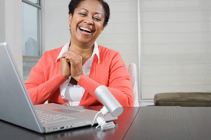 西方人,一个人,坐,笑,大笑,横图,室内,白天,正面,兴奋,电脑,笔记本电脑,窗户,桌面,桌子,欧洲,非洲,黑人,欧洲人,仅一个女性,仅一个人,握,服装,网络,木制,墙,摄像机,注视,休闲装,通讯设备,玻璃窗,墙壁,墙面,衣服,木制品,观察,看,张嘴,仅一个中年女性,休闲,休闲服,摄像,握着,摄影,服饰,摄影机,观看,察看,无线,关注,录像,通信设备,无线网络,张大嘴巴,无线上网,便携式电脑,哈哈大笑,手提电脑,女人,女性,中年女性,非洲人,张开嘴,坐着,半身,彩图,高兴,狂笑