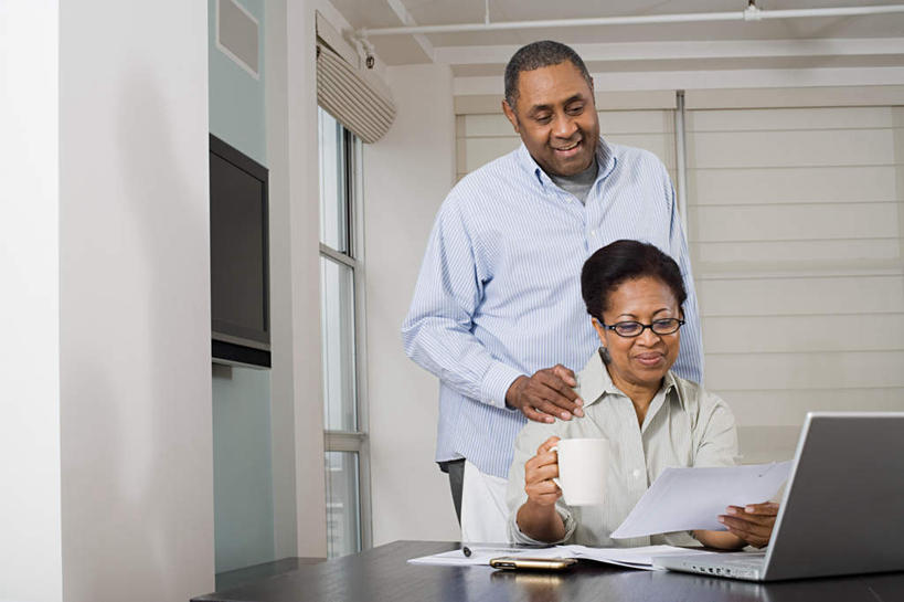 西方人,中年人,两个人,家庭,夫妻,站,坐,笑,打电话,微笑,露齿笑,横图,室内,白天,正面,爱情,按摩,电脑,笔记本电脑,窗户,桌面,桌子,杯子,电话,电视,手机,欧洲,非洲,黑人,欧洲人,握,服装,环保,网络,木制,材料,瓷器,档案,文件,眼镜,纸,墙,咖啡杯,陶瓷制品,浪漫,拿,拿着,注视,休闲装,通讯设备,玻璃窗,墙壁,墙面,衣服,绿色,木制品,手稿,资料,液晶电视,观察,看,站着,享受,休闲,健康,温暖,温馨,一家人,休闲服,恩爱,清晰,握着,保健,恋人,服饰,轻薄,能源,观看,证明,回收,和睦,资源,察看,无线,关注,彩电,文档,瓷杯,通信设备,无线网络,近视眼镜,无线上网,便携式电脑,利用,便携,低碳,循环,指压,彩色电视机,持续,交流,手提电脑,男人,男性,女人,女性,中年男性,中年女性,非洲人,夫妇,情侣,电视机,沟通,通话,站立,坐着,半身,彩图,推拿,伴侣,融洽,高清