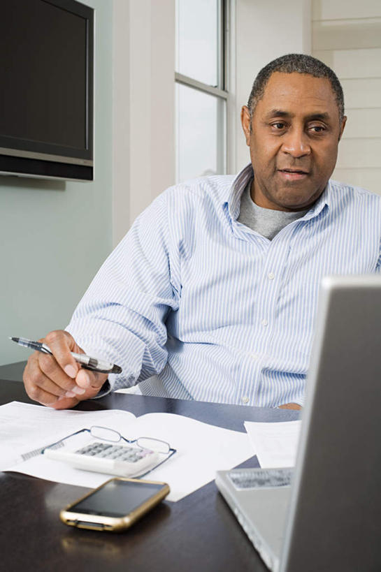 西方人,一个人,坐,打电话,竖图,室内,白天,正面,电脑,笔记本电脑,窗户,桌面,桌子,电话,电视,手机,欧洲,非洲,黑人,欧洲人,仅一个男性,仅一个人,仅一个中年男性,握,服装,环保,网络,木制,材料,档案,文件,眼镜,纸,墙,拿,拿着,注视,休闲装,通讯设备,玻璃窗,墙壁,墙面,衣服,绿色,木制品,手稿,资料,液晶电视,观察,看,休闲,休闲服,清晰,握着,服饰,轻薄,能源,观看,证明,回收,资源,察看,无线,关注,彩电,文档,通信设备,无线网络,近视眼镜,无线上网,便携式电脑,利用,便携,低碳,循环,彩色电视机,持续,交流,手提电脑,男人,男性,中年男性,非洲人,电视机,沟通,通话,坐着,半身,彩图,高清