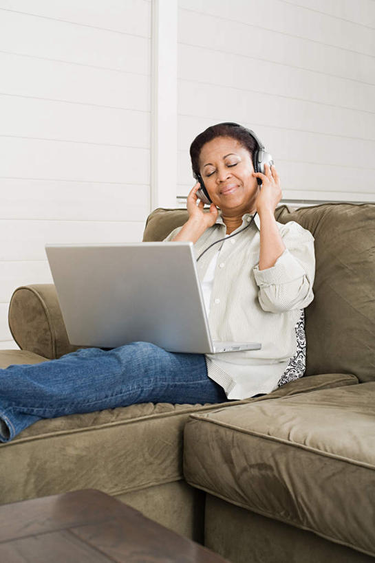 西方人,一个人,客厅,坐,闭眼,竖图,室内,白天,正面,快乐,满意,幸福,电脑,笔记本电脑,沙发,欧洲,非洲,黑人,欧洲人,仅一个女性,仅一个人,服装,裤子,网络,墙,音响,音乐,听,牛仔裤,休闲装,娱乐,通讯设备,墙壁,墙面,衣服,耳机,仅一个中年女性,享受,休闲,休闲服,放松,服饰,无线,起居室,舒适,享乐,通信设备,无线网络,布艺沙发,无线上网,便携式电脑,客堂,手提电脑,女人,女性,中年女性,非洲人,闭眼睛,闭着眼,闭着眼睛,坐着,半身,彩图