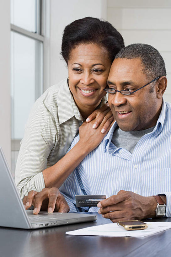 西方人,中年人,两个人,家庭,夫妻,站,坐,笑,微笑,露齿笑,竖图,室内,白天,正面,爱情,电脑,笔记本电脑,窗户,桌面,桌子,欧洲,非洲,黑人,欧洲人,敲打,服装,网络,木制,材料,档案,文件,眼镜,纸,墙,浪漫,依偎,注视,休闲装,输入,通讯设备,玻璃窗,墙壁,墙面,衣服,木制品,手稿,资料,打字,观察,看,靠,靠着,倚靠,站着,休闲,温暖,温馨,一家人,休闲服,恩爱,恋人,服饰,观看,点击,敲击,证明,和睦,察看,无线,倚着,关注,文档,通信设备,无线网络,近视眼镜,无线上网,便携式电脑,依附,依赖,投靠,按键,手提电脑,男人,男性,女人,女性,中年男性,中年女性,非洲人,夫妇,情侣,站立,坐着,半身,彩图,伴侣,融洽