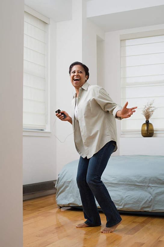 西方人,一个人,站,笑,微笑,露齿笑,竖图,室内,白天,正面,陶醉,跳舞,快乐,满意,幸福,智慧,窗户,床,卧室,花瓶,欧洲,非洲,黑人,欧洲人,仅一个女性,仅一个人,握,服装,裤子,艺术,装饰,盛开,陶瓷,墙,双人床,床单,陶瓷制品,音响,音乐,拿,花蕾,音乐播放器,拿着,注视,牛仔裤,休闲装,文化,娱乐,被子,玻璃窗,墙壁,墙面,花,花瓣,花朵,鲜花,衣服,插花,耳机,瓶子,花苞,花蕊,观察,看,站着,仅一个中年女性,享受,休闲,休闲服,放松,握着,服饰,观看,华丽,修饰,插花艺术,点缀,察看,创造,舒适,被单,享乐,关注,创作,舞姿,想象,MP3播放器,衬托,美观,雅致,雅观,女人,女性,中年女性,非洲人,站立,彩图,全身,舞蹈,睡房,卧房,播放器,沉醉