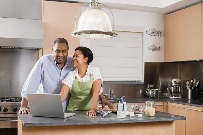 西方人,中年人,两个人,家庭,夫妻,站,笑,微笑,露齿笑,横图,室内,白天,正面,爱情,电脑,笔记本电脑,厨房,柜子,桌面,桌子,照明,欧洲,非洲,黑人,欧洲人,阴影,服装,光线,网络,影子,大理石,灯光,储物柜,浪漫,注视,休闲装,通讯设备,吊灯,玻璃制品,灯,衣服,玻璃瓶,瓶子,灯具,观察,看,站着,休闲,温暖,温馨,一家人,休闲服,恩爱,恋人,服饰,观看,照亮,和睦,察看,无线,照明设备,储存,关注,通信设备,无线网络,无线上网,便携式电脑,大理石制品,储备,蕴藏,贮备,手提电脑,男人,男性,女人,女性,中年男性,中年女性,非洲人,夫妇,情侣,站立,半身,彩图,灶间,伴侣,融洽,贮存