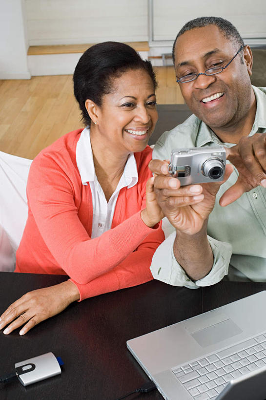 西方人,中年人,两个人,家庭,夫妻,坐,笑,微笑,露齿笑,竖图,俯视,室内,白天,爱情,信用卡,电脑,笔记本电脑,地板,桌面,桌子,相机,欧洲,非洲,黑人,欧洲人,握,指,服装,网络,木制,眼镜,地面,浪漫,拿,拿着,注视,指点,休闲装,通讯设备,木地板,拍照,衣服,木制品,数码相机,观察,看,休闲,温暖,温馨,一家人,休闲服,卡,恩爱,握着,储蓄卡,恋人,摄影,服饰,观看,和睦,察看,无线,指向,关注,通信设备,无线网络,近视眼镜,无线上网,便携式电脑,银行卡,手提电脑,男人,男性,女人,女性,中年男性,中年女性,非洲人,夫妇,情侣,照相机,坐着,半身,彩图,高角度拍摄,照相,伴侣,融洽