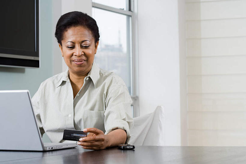 西方人,一个人,坐,笑,打电话,微笑,横图,室内,白天,正面,信用卡,电脑,笔记本电脑,窗户,桌面,桌子,电话,电视,手机,欧洲,非洲,黑人,欧洲人,仅一个女性,仅一个人,握,服装,网络,木制,墙,拿,拿着,注视,休闲装,通讯设备,玻璃窗,墙壁,墙面,衣服,木制品,观察,看,仅一个中年女性,休闲,休闲服,卡,握着,储蓄卡,服饰,观看,一台,察看,无线,关注,彩电,通信设备,无线网络,无线上网,便携式电脑,彩色电视机,显像管屏,显像管屏幕,交流,银行卡,手提电脑,女人,女性,中年女性,非洲人,电视机,沟通,通话,坐着,半身,彩图