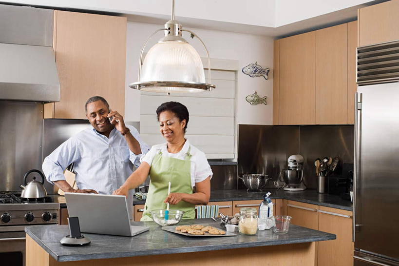 西方人,中年人,家庭,夫妻,坐,说,打电话,横图,室内,白天,正面,爱情,讨论,电脑,笔记本电脑,餐桌,厨房,柜子,桌子,电话,手机,照明,欧洲,非洲,黑人,欧洲人,握,服装,网络,陶瓷,墙,灯光,陶瓷制品,储物柜,浪漫,拿,拿着,注视,休闲装,通讯设备,手叉腰,吊灯,墙壁,墙面,灯,衣服,容器,灯具,碗,叉腰,观察,看,休闲,温暖,温馨,一家人,休闲服,恩爱,握着,恋人,服饰,餐台,观看,储藏,一台,照亮,和睦,察看,无线,照明设备,储存,关注,通信设备,无线网络,无线上网,便携式电脑,储备,蕴藏,贮备,交流,手提电脑,男人,男性,女人,女性,中年男性,中年女性,非洲人,夫妇,情侣,沟通,讲话,交谈,商讨,说话,谈话,通话,坐着,半身,彩图,灶间,伴侣,融洽,贮存