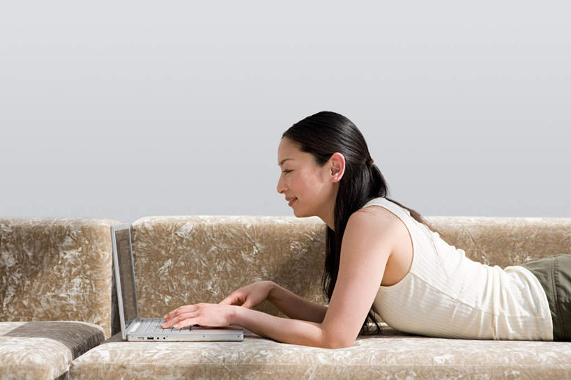 东方人,一个人,笑,微笑,露齿笑,横图,室内,白天,侧面,电脑,笔记本电脑,沙发,亚洲,仅一个年轻女性,仅一个女性,仅一个人,敲打,服装,网络,墙,注视,休闲装,黄种人,输入,通讯设备,墙壁,墙面,衣服,打字,观察,看,趴着,休闲,休闲服,服饰,观看,点击,一台,敲击,察看,无线,关注,通信设备,无线网络,布艺沙发,无线上网,便携式电脑,按键,手提电脑,年轻女性,女人,女性,亚洲人,趴,半身,彩图