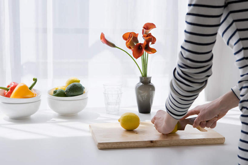 东方人,一个人,站,横图,室内,白天,纯洁,智慧,马蹄莲,柠檬,辣椒,蔬菜,花瓶,水果,金属制品,亚洲,仅一个年轻女性,仅一个女性,仅一个人,一把,切开,握,阴影,条纹,服装,新鲜,艺术,装饰,盛开,反射,金属,工具,影子,陶瓷,墙,食品,案板,刀具,陶瓷制品,拿,花蕾,拿着,休闲装,黄种人,文化,墙壁,墙面,玻璃制品,砧板,花,花瓣,花朵,鲜花,食物,虔诚,背面,衣服,插花,玻璃瓶,瓶子,容器,碗,刀,花苞,花蕊,酪梨,切,站着,休闲,休闲服,鳄梨,握着,服饰,有机食品,绿色食品,希望,储藏,优雅,华丽,修饰,油梨,插花艺术,点缀,创造,储存,高贵,菜刀,创作,剖面,想象,彩椒,切面,纯净,马蹄兰,辣角,红海椒,大椒,辣虎,广椒,樟梨,博爱,永恒,尊贵,高洁,慈菇花,衬托,美观,雅致,雅观,切菜刀,圣洁,水芋,水芋马,年轻女性,女人,女性,亚洲人,益母果,牛油果,柠果,甜椒,柿子椒,辣子,海椒,番椒,灯笼椒,站立,半身,彩图,贮存