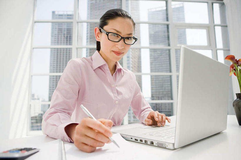 东方人,一个人,商务人士,商务女性,办公室,坐,横图,室内,白天,正面,纯洁,智慧,电脑,笔记本电脑,窗户,家具,桌子,马蹄莲,花瓶,亚洲,仅一个年轻女性,仅一个女性,仅一个人,敲打,握,套装,艺术,装饰,盛开,网络,笔,眼镜,办公桌,墙,办公用品,拿,花蕾,拿着,注视,黄种人,文化,输入,通讯设备,水笔,玻璃窗,墙壁,墙面,玻璃制品,文具,花,花瓣,花朵,鲜花,虔诚,插花,玻璃瓶,瓶子,学习用品,花苞,花蕊,打字,观察,看,握着,观看,希望,优雅,点击,华丽,修饰,一台,敲击,文具用品,插花艺术,点缀,察看,创造,无线,高贵,关注,创作,通信设备,商务装,无线网络,近视眼镜,想象,无线上网,便携式电脑,工薪阶层,纯净,马蹄兰,办公家具,博爱,永恒,尊贵,高洁,慈菇花,衬托,美观,雅致,雅观,圣洁,水芋,水芋马,按键,手提电脑,年轻女性,女人,女性,亚洲人,白领,上班族,坐着,半身,彩图