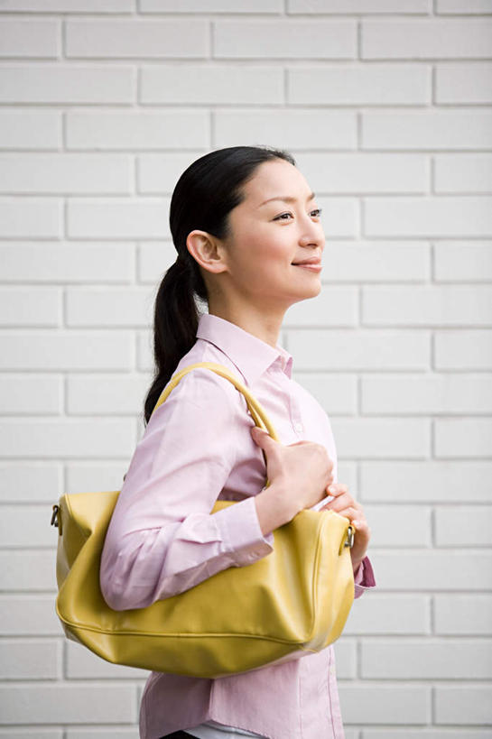 东方人,一个人,站,笑,微笑,竖图,室外,白天,侧面,亚洲,仅一个年轻女性,仅一个女性,仅一个人,握,服装,包,皮包,墙,拿,拿着,注视,休闲装,黄种人,墙壁,墙面,衣服,粉色,黄色,观察,看,站着,休闲,休闲服,握着,服饰,观看,单肩包,察看,关注,年轻女性,女人,女性,亚洲人,站立,半身,彩图