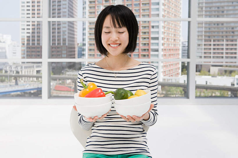 东方人,一个人,家,坐,闭眼,笑,微笑,露齿笑,横图,室内,白天,正面,窗户,辣椒,蔬菜,亚洲,仅一个年轻女性,仅一个女性,仅一个人,一堆,握,堆叠,堆积,服装,新鲜,陶瓷,房屋,墙,屋子,公寓,食品,陶瓷制品,拿,拿着,休闲装,黄种人,洋房,楼房,玻璃窗,墙壁,墙面,住宅,食物,两个,衣服,容器,碗,酪梨,休闲,休闲服,鳄梨,握着,服饰,有机食品,绿色食品,储藏,堆,油梨,储存,彩椒,辣角,红海椒,大椒,辣虎,广椒,樟梨,年轻女性,女人,女性,亚洲人,牛油果,甜椒,柿子椒,辣子,海椒,番椒,灯笼椒,闭眼睛,闭着眼,闭着眼睛,坐着,半身,彩图,房子,贮存