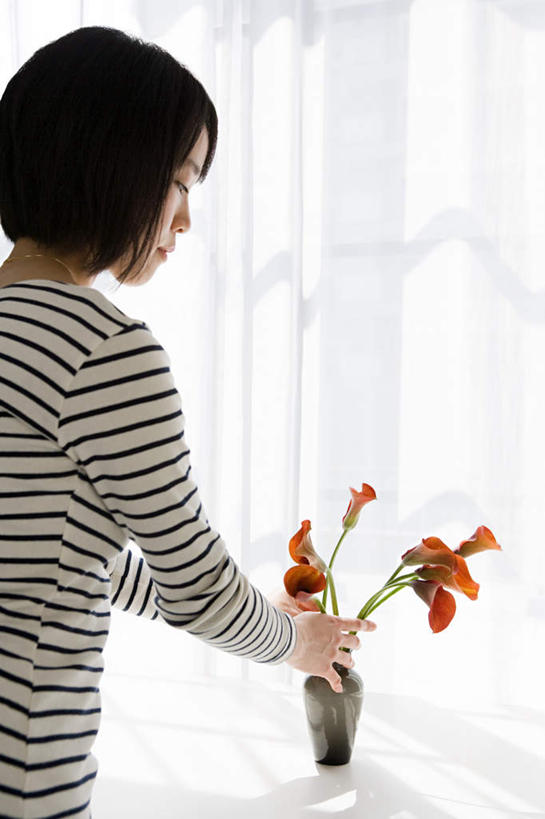 东方人,一个人,站,竖图,室内,白天,侧面,纯洁,智慧,窗户,马蹄莲,花瓶,亚洲,仅一个年轻女性,仅一个女性,仅一个人,握,阴影,条纹,服装,艺术,装饰,盛开,反射,影子,墙,拿,花蕾,拿着,注视,休闲装,黄种人,文化,玻璃窗,墙壁,墙面,玻璃制品,花,花瓣,花朵,鲜花,虔诚,衣服,插花,玻璃瓶,瓶子,花苞,花蕊,观察,看,站着,休闲,休闲服,握着,服饰,观看,希望,优雅,华丽,修饰,插花艺术,点缀,察看,创造,高贵,关注,创作,想象,纯净,马蹄兰,博爱,永恒,尊贵,高洁,慈菇花,衬托,美观,雅致,雅观,圣洁,水芋,水芋马,年轻女性,女人,女性,亚洲人,站立,半身,彩图