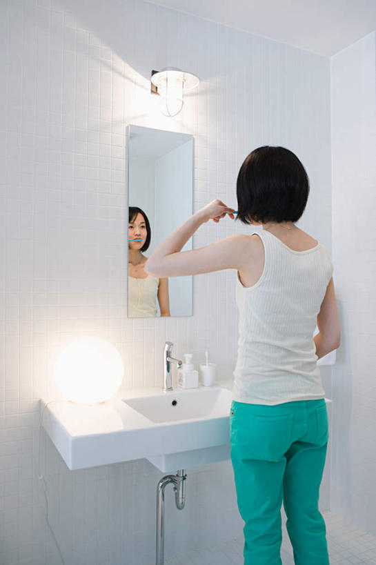 东方人,一个人,站,竖图,室内,白天,镜子,卫生间,浴室,照明,亚洲,仅一个年轻女性,仅一个女性,仅一个人,握,阴影,服装,光线,壁灯,水槽,水龙头,牙刷,影子,墙,灯光,拿,拿着,注视,休闲装,黄种人,水斗,刷牙,开关,墙壁,墙面,灯,背面,衣服,灯具,日用品,打开,观察,看,清洁,站着,休闲,休闲服,握着,服饰,洗漱用品,观看,照亮,阀门,镜像,察看,卫生,开启,镜面,照明设备,关注,水咀,年轻女性,女人,女性,亚洲人,淋浴房,站立,半身,彩图,冲凉房,沐浴间,沐浴室