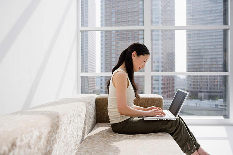 东方人,一个人,家,客厅,坐,横图,室内,白天,侧面,电脑,笔记本电脑,窗户,沙发,亚洲,仅一个年轻女性,仅一个女性,仅一个人,敲打,握,阴影,服装,反射,网络,影子,房屋,墙,屋子,公寓,拿,拿着,注视,休闲装,黄种人,输入,通讯设备,洋房,楼房,玻璃窗,墙壁,墙面,住宅,衣服,打字,观察,看,休闲,休闲服,握着,服饰,观看,点击,一台,敲击,察看,无线,起居室,关注,通信设备,无线网络,布艺沙发,无线上网,便携式电脑,客堂,按键,手提电脑,年轻女性,女人,女性,亚洲人,坐着,半身,彩图,房子