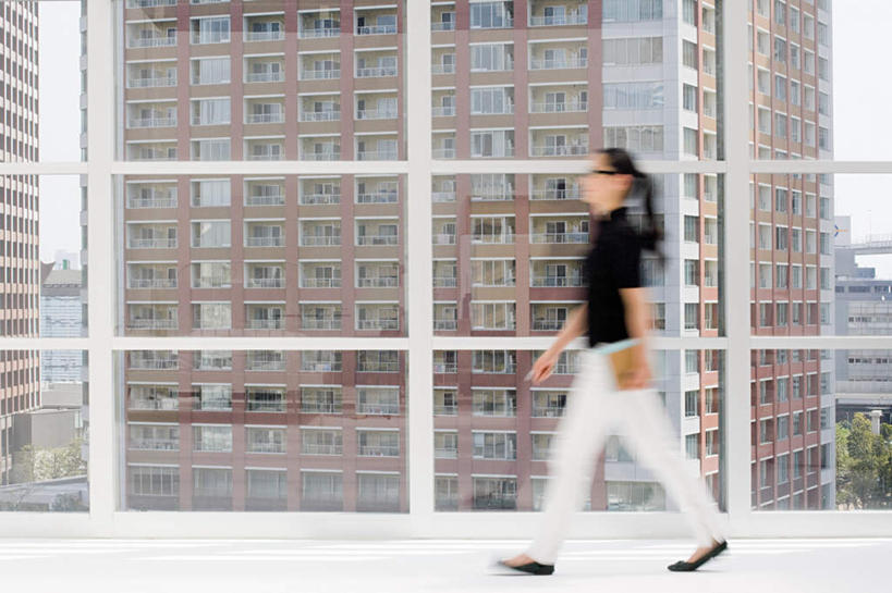 东方人,一个人,家,走,横图,室内,白天,侧面,植物,窗户,亚洲,仅一个年轻女性,仅一个女性,仅一个人,服装,朦胧,模糊,房屋,墙,屋子,公寓,休闲装,黄种人,洋房,楼房,玻璃窗,墙壁,墙面,住宅,树,树木,衣服,绿色,白色,黑色,自然,休闲,休闲服,服饰,生长,成长,年轻女性,女人,女性,亚洲人,步行,散步,走路,彩图,全身,房子