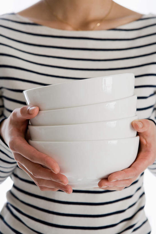 东方人,手,一个人,站,捧,竖图,室内,特写,白天,白色背景,正面,亚洲,双手,仅一个年轻女性,仅一个女性,仅一个人,一排,条纹,服装,整齐,陶瓷,陶瓷制品,休闲装,黄种人,排列,衣服,容器,碗,站着,四个,休闲,手部,休闲服,摄影,服饰,影棚,储藏,堆,储存,队列,年轻女性,女人,女性,亚洲人,端,端着,捧着,手捧,站立,半身,彩图,影棚拍摄,拍摄,贮存