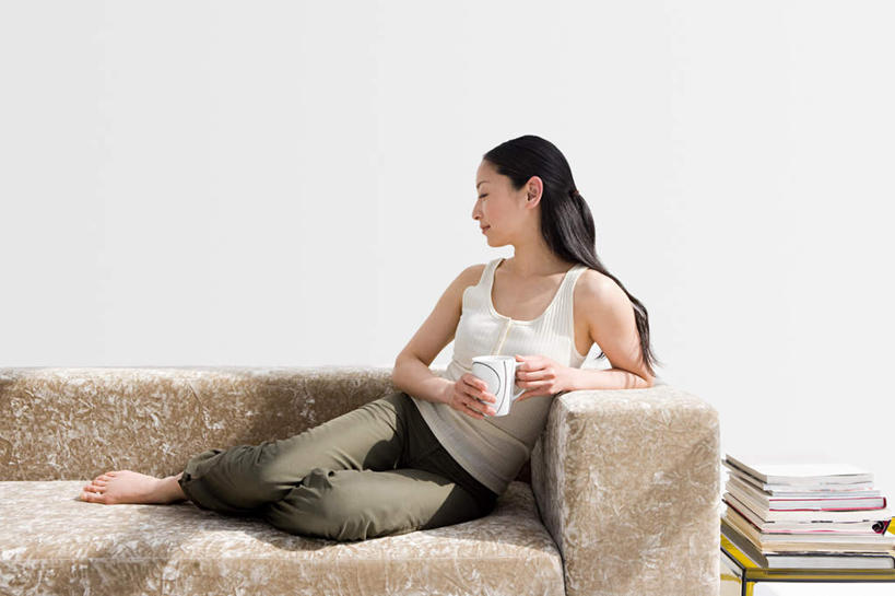 东方人,一个人,客厅,坐,横图,室内,白天,正面,沙发,杯子,书籍,亚洲,仅一个年轻女性,仅一个女性,仅一个人,一堆,握,阴影,堆叠,堆积,服装,反射,瓷器,影子,墙,咖啡杯,陶瓷制品,拿,拿着,扭头,注视,休闲装,黄种人,墙壁,墙面,衣服,白色,观察,看,转头,休闲,休闲服,握着,服饰,观看,堆,察看,起居室,关注,瓷杯,布艺沙发,客堂,年轻女性,女人,女性,亚洲人,书,图书,坐着,彩图,全身