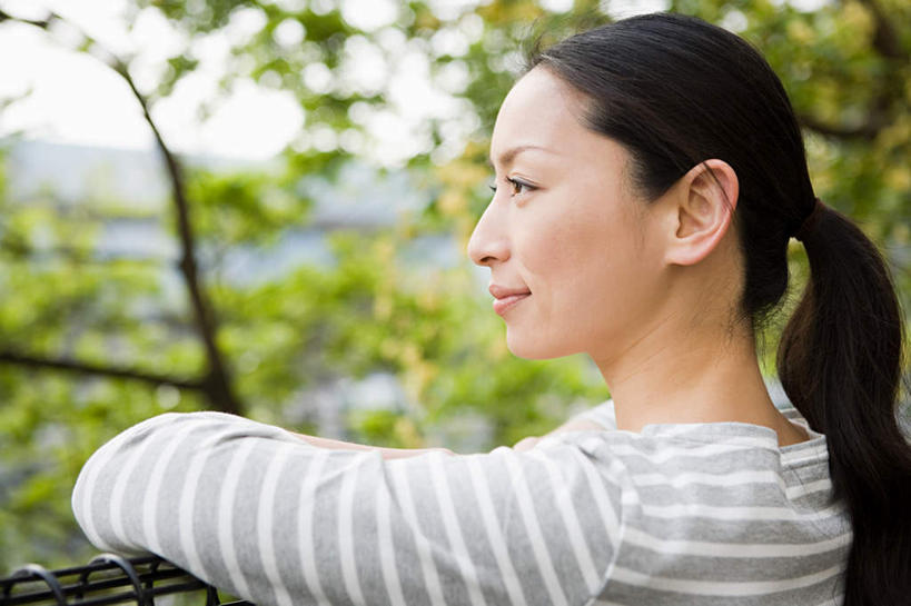 东方人,一个人,栏杆,站,笑,微笑,横图,室外,白天,侧面,植物,叶子,亚洲,仅一个年轻女性,仅一个女性,仅一个人,服装,朦胧,模糊,围栏,绿叶,注视,休闲装,黄种人,护栏,树,树木,衣服,绿色,自然,观察,看,站着,休闲,休闲服,嫩叶,搭,服饰,生长,成长,观看,察看,搭着,关注,年轻女性,女人,女性,亚洲人,叶,叶片,站立,半身,彩图