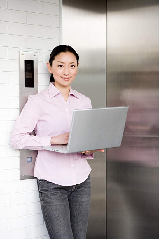 东方人,一个人,站,笑,微笑,露齿笑,竖图,室外,白天,正面,电脑,笔记本电脑,电梯,亚洲,仅一个年轻女性,仅一个女性,仅一个人,敲打,握,服装,网络,墙,运输工具,拿,拿着,注视,休闲装,黄种人,输入,通讯设备,墙壁,墙面,衣服,粉色,打字,观察,看,站着,休闲,休闲服,握着,服饰,升降梯,观看,点击,一台,敲击,察看,无线,关注,通信设备,无线网络,无线上网,便携式电脑,按键,手提电脑,年轻女性,女人,女性,亚洲人,站立,半身,彩图,升降设备