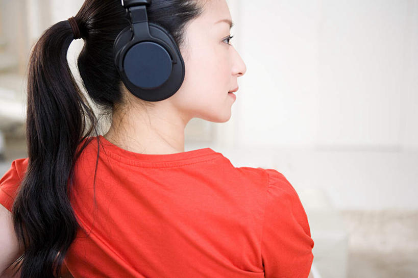 东方人,脸,头,脸颊,一个人,横图,室内,特写,白天,快乐,满意,幸福,窗帘,亚洲,仅一个年轻女性,仅一个女性,仅一个人,服装,朦胧,模糊,装饰,墙,音响,音乐,扭头,注视,休闲装,黄种人,娱乐,肩膀,墙壁,墙面,一个,背面,衣服,红色,帘子,耳机,观察,看,转头,享受,休闲,休闲服,遮阳,放松,服饰,单个,观看,华丽,修饰,点缀,察看,舒适,享乐,关注,衬托,美观,雅致,雅观,年轻女性,女人,女性,亚洲人,头部,脸部,脸蛋,面部,半身,彩图