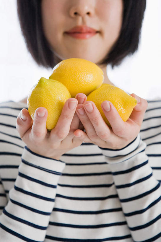 东方人,脸,头,脸颊,手,一个人,站,捧,竖图,室内,特写,白天,白色背景,正面,柠檬,水果,亚洲,双手,仅一个年轻女性,仅一个女性,仅一个人,一堆,堆叠,堆积,条纹,服装,新鲜,生食,食品,果实,休闲装,黄种人,肩膀,食物,三个,衣服,黄色,站着,休闲,手部,休闲服,摄影,服饰,有机食品,绿色食品,影棚,堆,年轻女性,女人,女性,亚洲人,头部,脸部,脸蛋,面部,益母果,柠果,端,端着,捧着,手捧,站立,半身,彩图,影棚拍摄,拍摄