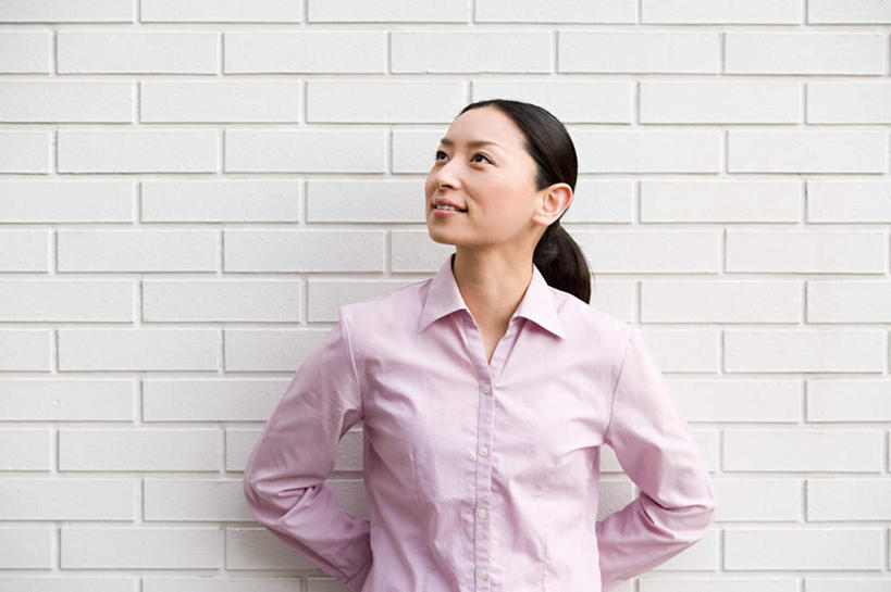 东方人,一个人,站,笑,微笑,横图,室外,白天,正面,亚洲,仅一个年轻女性,仅一个女性,仅一个人,服装,墙,注视,休闲装,黄种人,墙壁,墙面,衣服,粉色,观察,看,站着,休闲,休闲服,服饰,观看,察看,关注,背手,年轻女性,女人,女性,亚洲人,抬头,仰头,站立,半身,彩图