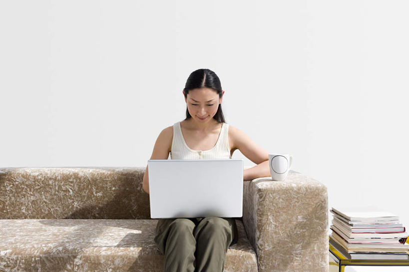 东方人,一个人,客厅,坐,横图,室内,白天,正面,电脑,笔记本电脑,沙发,杯子,书籍,亚洲,仅一个年轻女性,仅一个女性,仅一个人,一排,敲打,阴影,服装,整齐,反射,网络,影子,陶瓷,墙,陶瓷制品,注视,休闲装,黄种人,输入,通讯设备,墙壁,墙面,排列,衣服,马克杯,水杯,打字,观察,看,休闲,休闲服,服饰,观看,堆,点击,一台,敲击,察看,无线,起居室,队列,关注,通信设备,无线网络,布艺沙发,无线上网,便携式电脑,客堂,按键,手提电脑,年轻女性,女人,女性,亚洲人,书,图书,坐着,半身,彩图