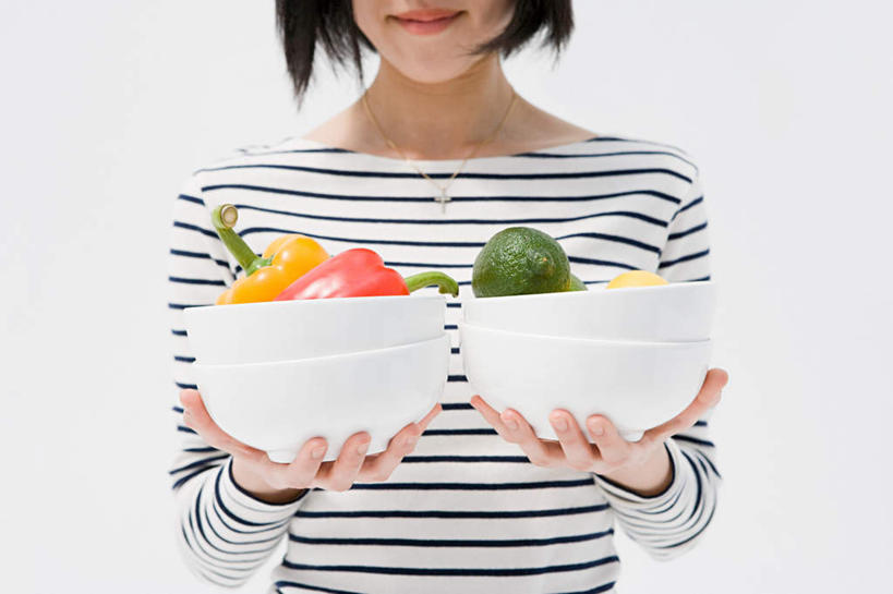 东方人,手,一个人,站,捧,横图,室内,特写,白天,白色背景,正面,辣椒,蔬菜,亚洲,双手,仅一个年轻女性,仅一个女性,仅一个人,一堆,堆叠,堆积,条纹,服装,新鲜,陶瓷,食品,陶瓷制品,休闲装,黄种人,食物,两个,衣服,容器,碗,酪梨,站着,休闲,手部,休闲服,鳄梨,摄影,服饰,有机食品,绿色食品,影棚,储藏,堆,油梨,储存,彩椒,辣角,红海椒,大椒,辣虎,广椒,樟梨,年轻女性,女人,女性,亚洲人,牛油果,甜椒,柿子椒,辣子,海椒,番椒,灯笼椒,端,端着,捧着,手捧,站立,半身,彩图,影棚拍摄,拍摄,贮存